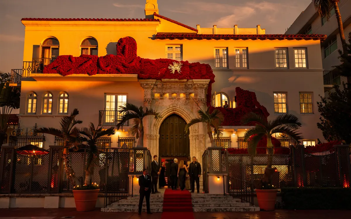 Casa Ecuador en Miami Beach, vestida de rosas
